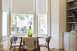 Dining - Blythe & Bloom Garden Flat (London)