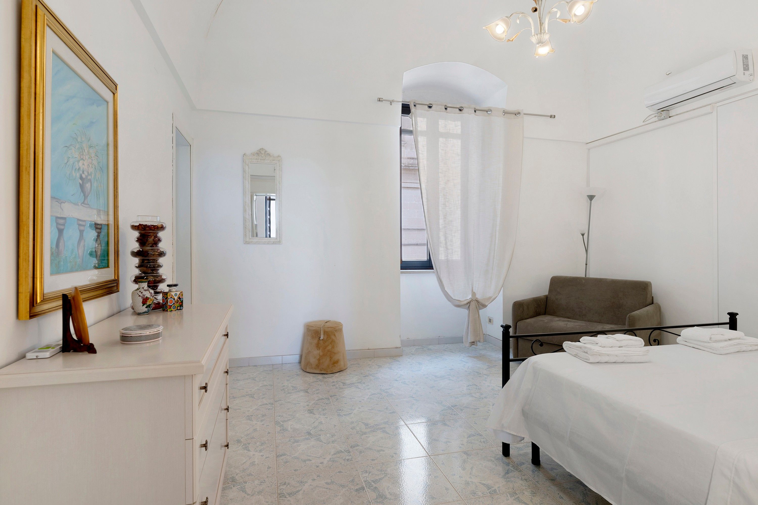 2 habitaciones, tabla de planchar con plancha y ropa de cama 
