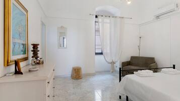 2 habitaciones, tabla de planchar con plancha y ropa de cama