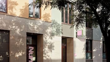 La façana d'un edifici amb una botiga amb el nom 'Numa' i una porta que porta el mateix nom.