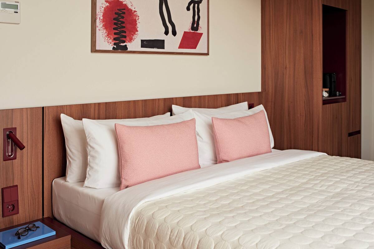 Hypo-allergenic bedding, in-room safe, blackout curtains