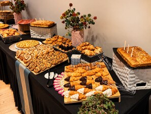Buffet déjeuner servi tous les jours en supplément