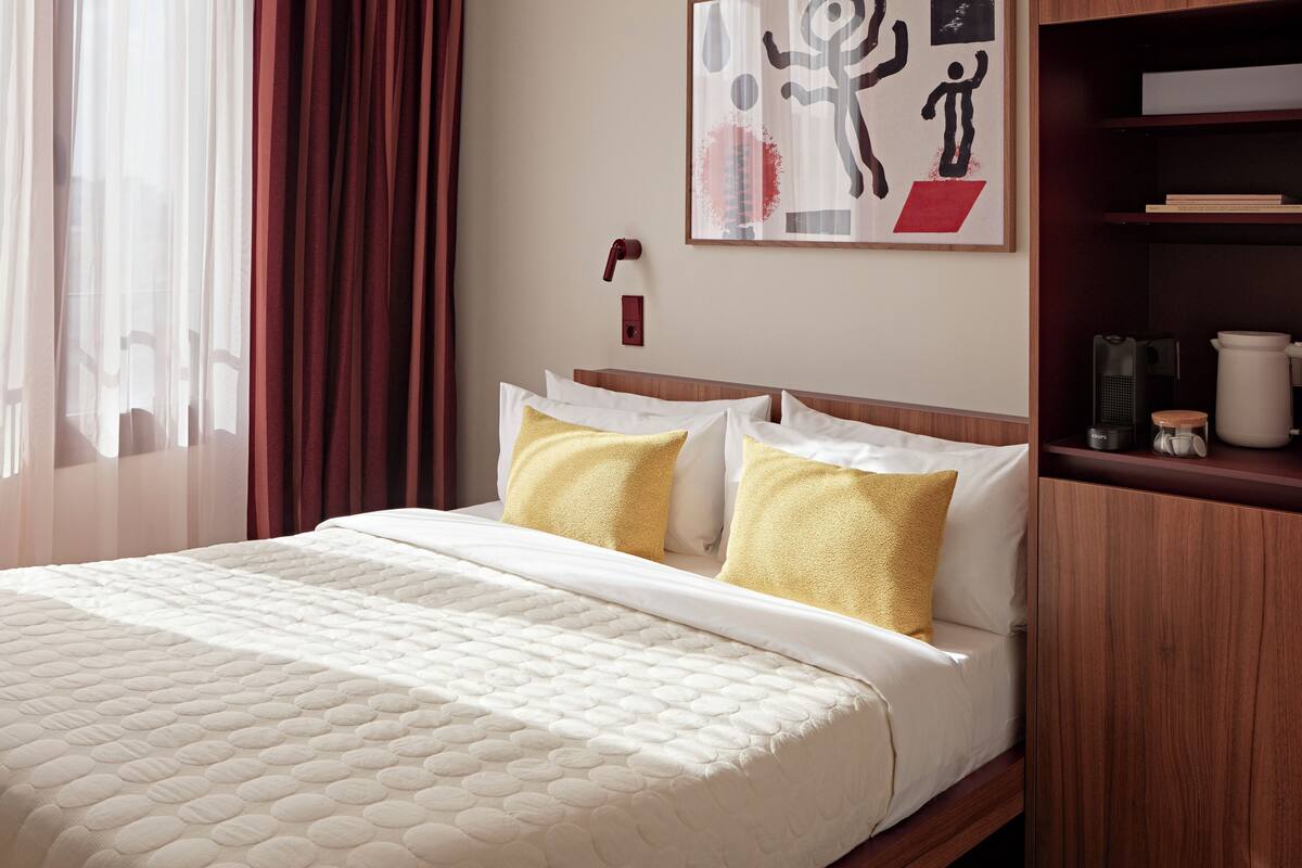 Small Room | Hypo-allergenic bedding, in-room safe, blackout curtains