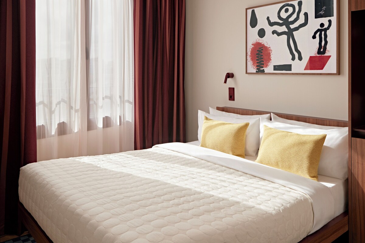 Chambre double | Literie hypoallergénique, coffre-fort, rideaux d’obscurcissement