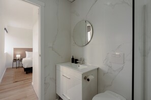 Dusche, Haartrockner, Handtücher, Seife