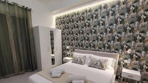 2 bedrooms, desk, iron/ironing board, travel crib - Heart of Aci (Aci Castello)
