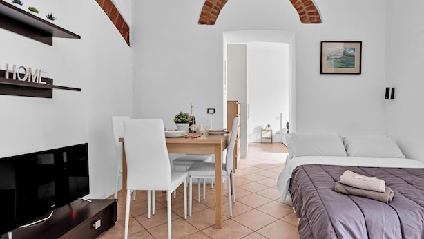 A modern bedroom with a bed, a desk, and a TV. - BLI39 Cozy apartment in the Bocconi area (Milano)