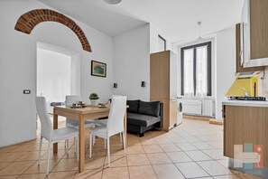 Dining - Vrbo Property (Milano)