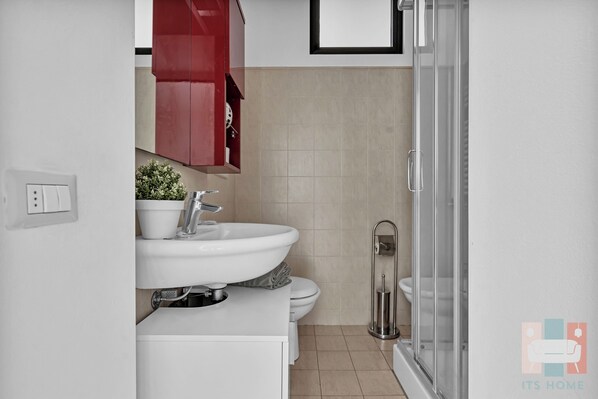 Bathroom - Vrbo Property (Milano)