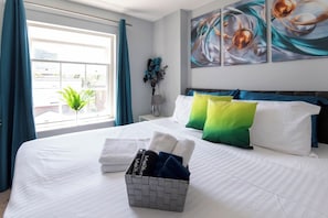 2 bedrooms, desk, iron/ironing board, travel cot - Pure & Stylish 2 Bed Retreat • Central Southampton (Southampton)