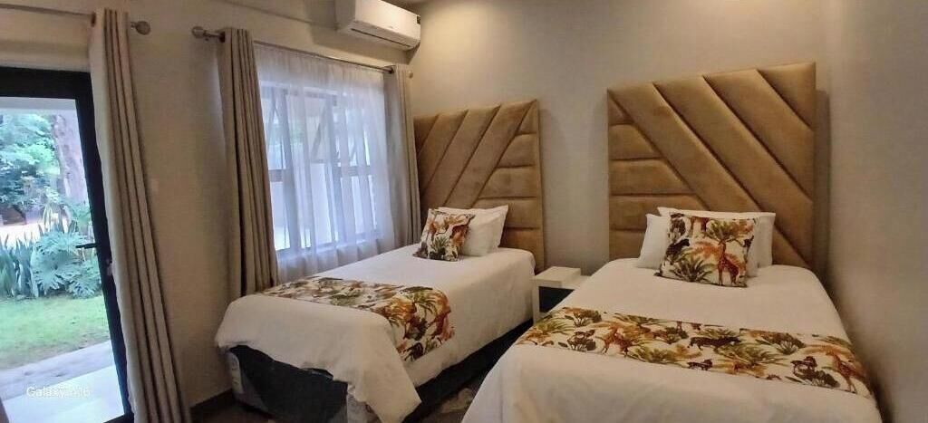Tabla de planchar con plancha, wifi, ropa de cama