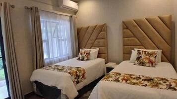 Tabla de planchar con plancha, wifi, ropa de cama