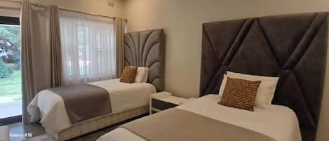 Tabla de planchar con plancha, wifi y ropa de cama