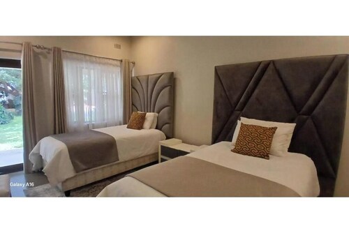 Cosmo Guest House : Twin Room with Garden View