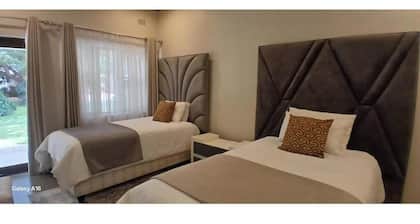 Cosmo Guest House : Twin Room with Garden View