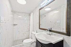 Buồng tắm vòi sen, khăn tắm, xà phòng, dầu gội 