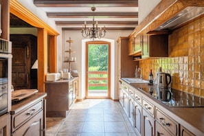 Private kitchen - Le Buchwald est une chaleureuse maison de famille signée laclefduchateau.com nichée au cœur de la forêt alsacienne. Un lieu authentique où se retrouver, partager de précieux moments et profiter de la nature. (Dambach)