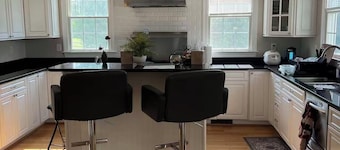 Soothing 1-one 700 square feet studio in lovely Woodbine