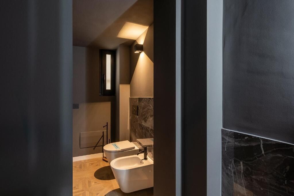 Un baño moderno con bañera, lavamanos y espejo.