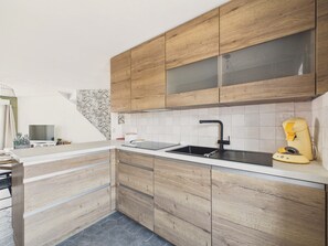 Wasserkocher mit Kaffee-/Teezubehör, Kühlschrank, Mikrowelle, Ofen