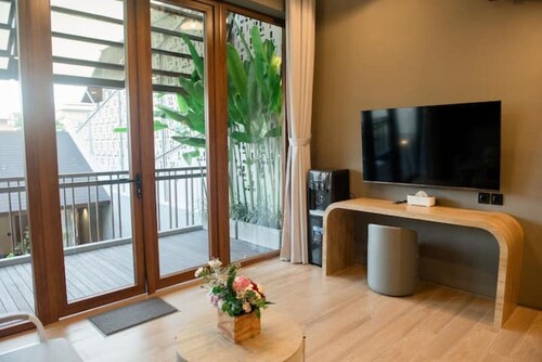 Cozy Mezzanine Loft Bedroom and Master Suite with Shared Pool & Co-Work Deck