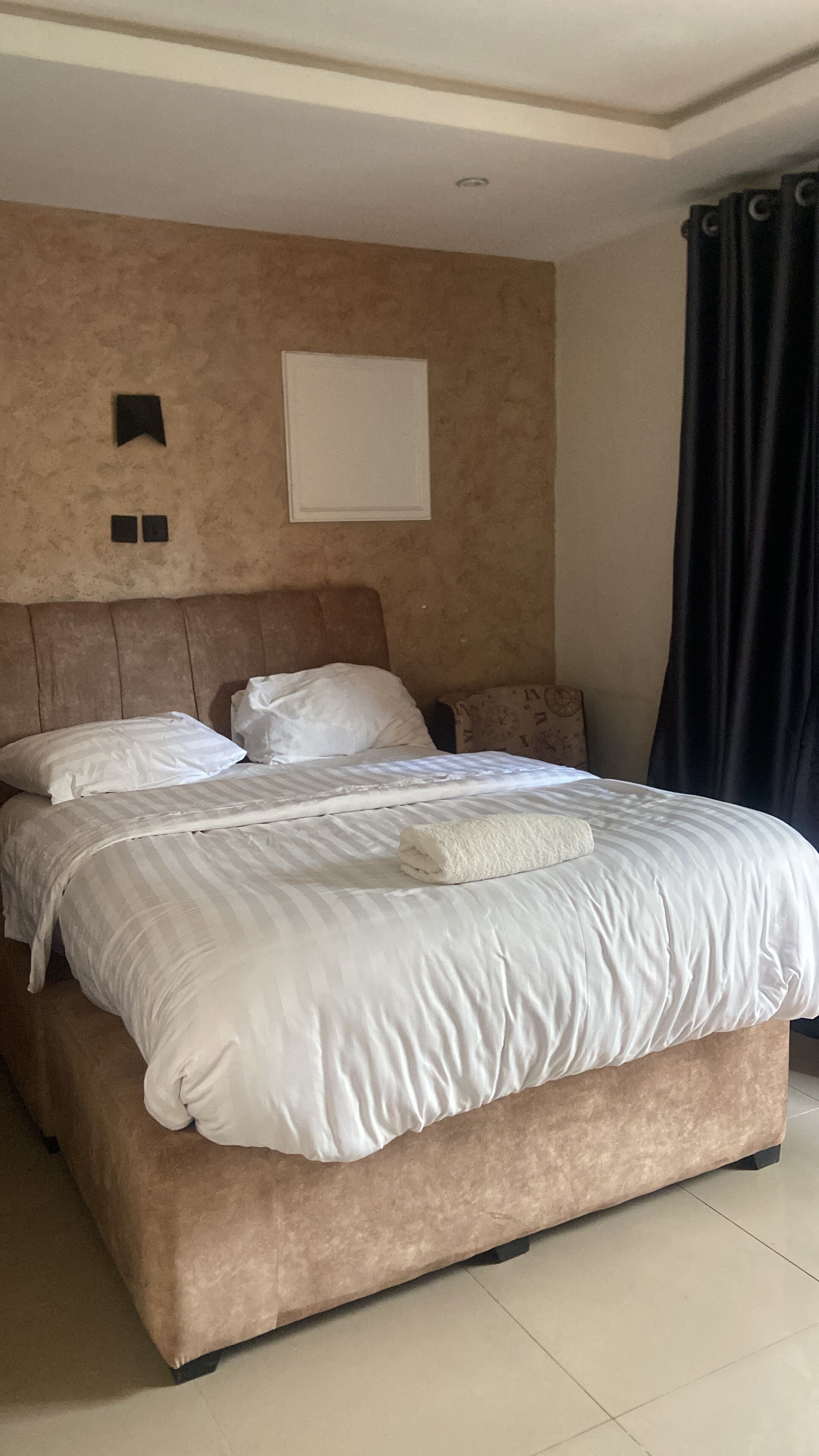 Exclusive Studio Suite | Desk, laptop workspace, WiFi (free)