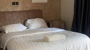 Exclusive Studio Suite | Desk, laptop workspace, WiFi (free)