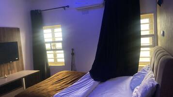 Exclusive Studio Suite | Desk, laptop workspace, free WiFi