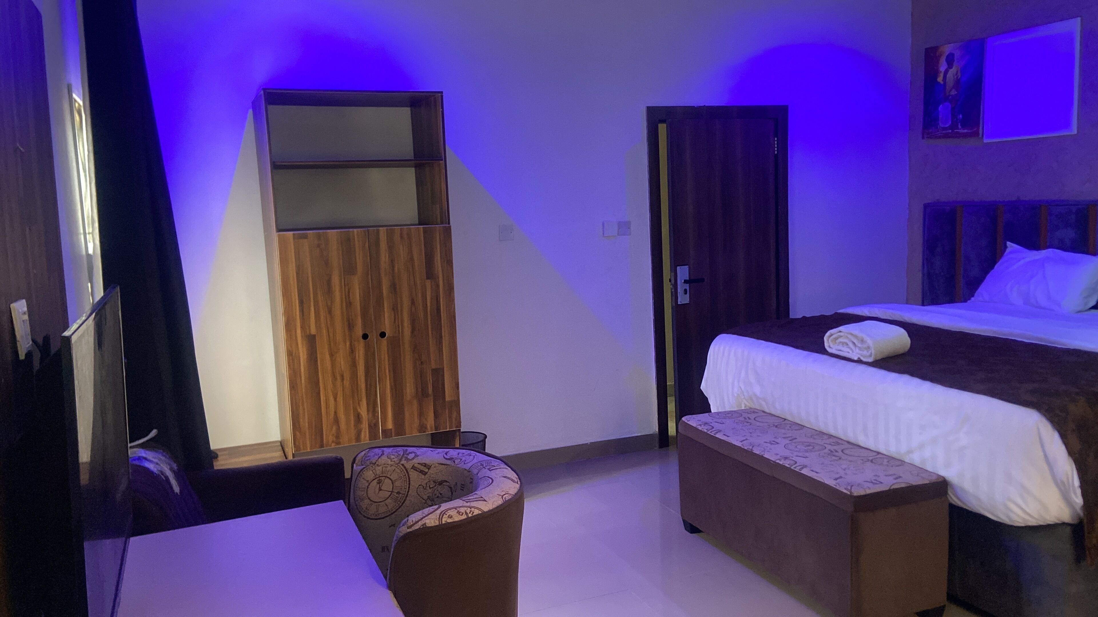 Exclusive Studio Suite | Desk, laptop workspace, WiFi (free)
