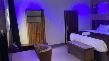Exclusive Studio Suite | Desk, laptop workspace, WiFi (free)