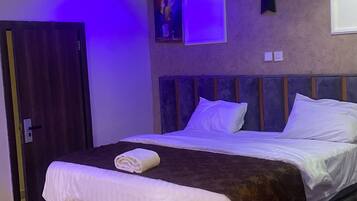 Exclusive Studio Suite | Desk, laptop workspace, WiFi (free)