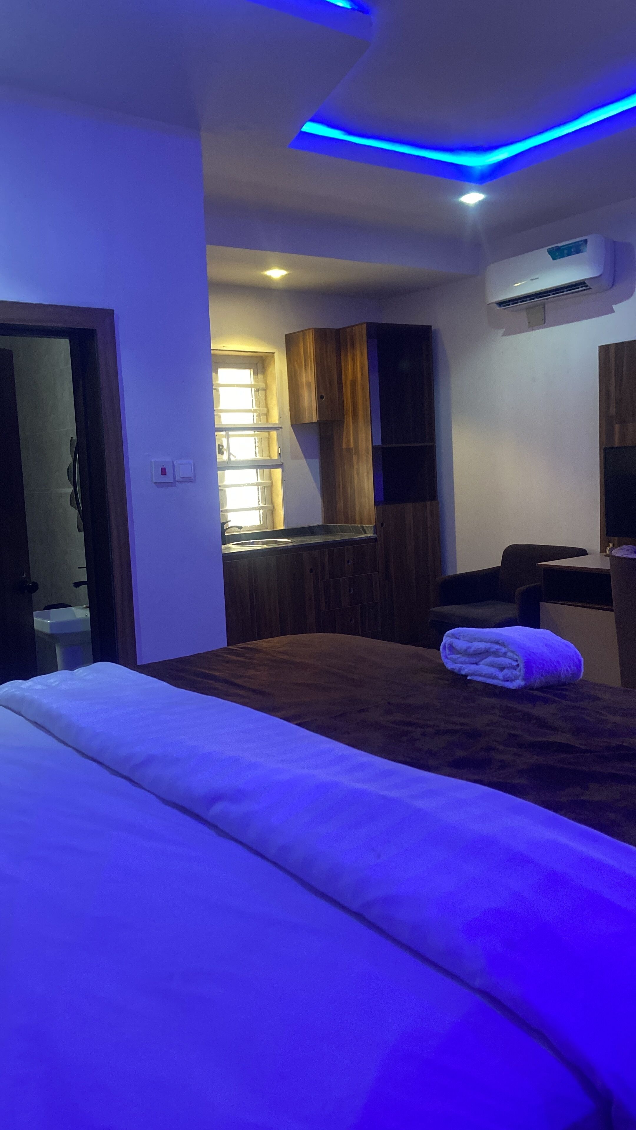 Exclusive Studio Suite | Desk, laptop workspace, WiFi (free)