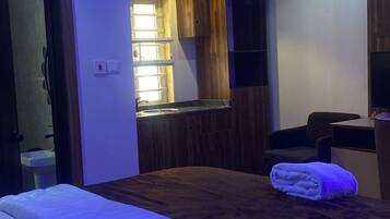 Exclusive Studio Suite | Desk, laptop workspace, WiFi (free)