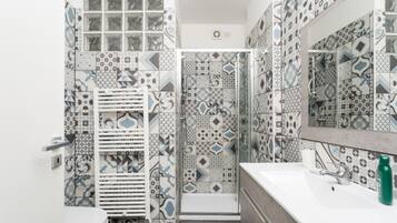 Shower, bidet, shampoo