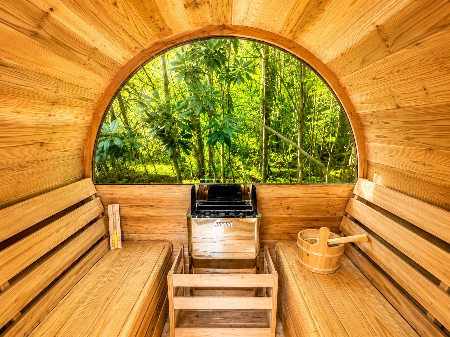 Una sauna con paredes de madera, un banco, un horno y una ventana con vistas a la vegetación.