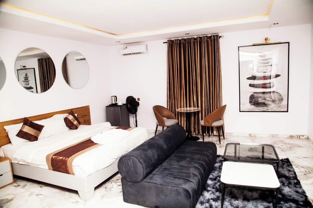 Departamento clásico, balcón | Ropa de cama de alta calidad y espacio para trabajar con laptop