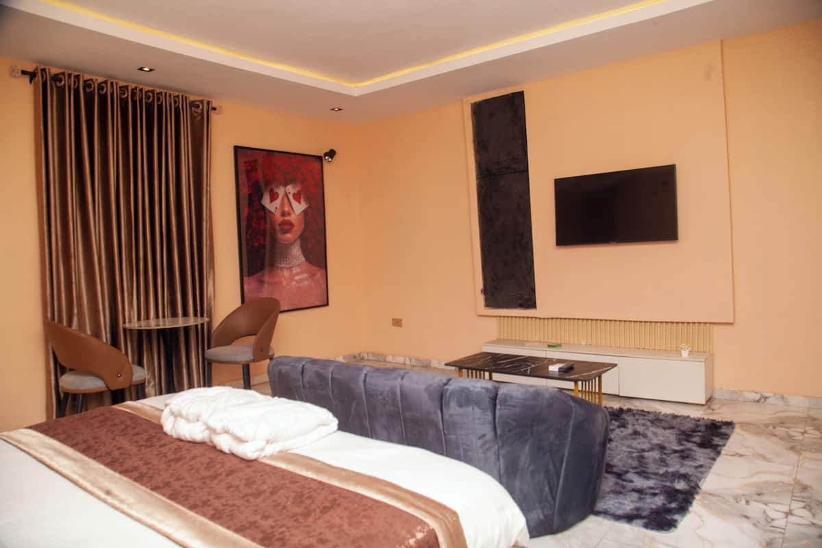 Departamento clásico | Ropa de cama de alta calidad y espacio para trabajar con laptop