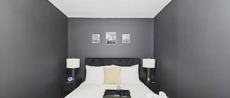 2 habitaciones, escritorio y tabla de planchar con plancha