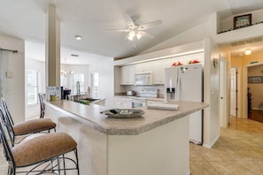 Coffee/tea maker, fridge, microwave, oven - Coral Princess Waterfront Pool & Hot Tub (Cape Coral)