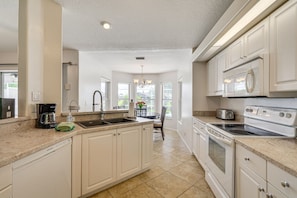 Coffee/tea maker, fridge, microwave, oven - Coral Princess Waterfront Pool & Hot Tub (Cape Coral)
