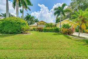 Property grounds - Coral Princess Waterfront Pool & Hot Tub (Cape Coral)