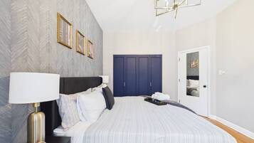 3 soverom, skrivebord, strykejern/-brett og reiseseng for barn