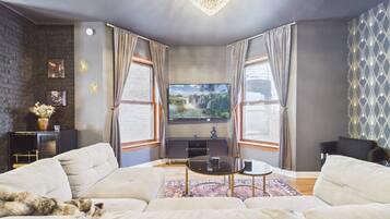 Smart-tv, eldstad och kontor