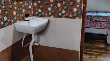 Standard Cottage, Garden View | Bathroom | Free toiletries, towels