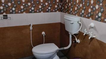 Casa de campo estándar, vista al jardín | Baño | Amenidades de baño gratuitas y toallas