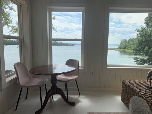 Camp Avaliz - Ocean-view for 2 with a queen bedroom, kitchenette, Wi-Fi and AC