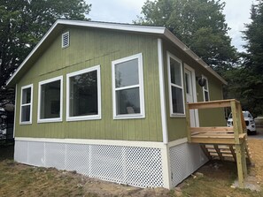 Exterior - Camp Avaliz - Ocean-view for 2 with a queen bedroom, kitchenette, Wi-Fi and AC (Gouldsboro)