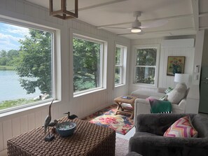 Smart TV - Camp Avaliz - Ocean-view for 2 with a queen bedroom, kitchenette, Wi-Fi and AC (Gouldsboro)