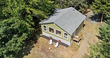 Camp Avaliz - Ocean-view for 2 with a queen bedroom, kitchenette, Wi-Fi and AC