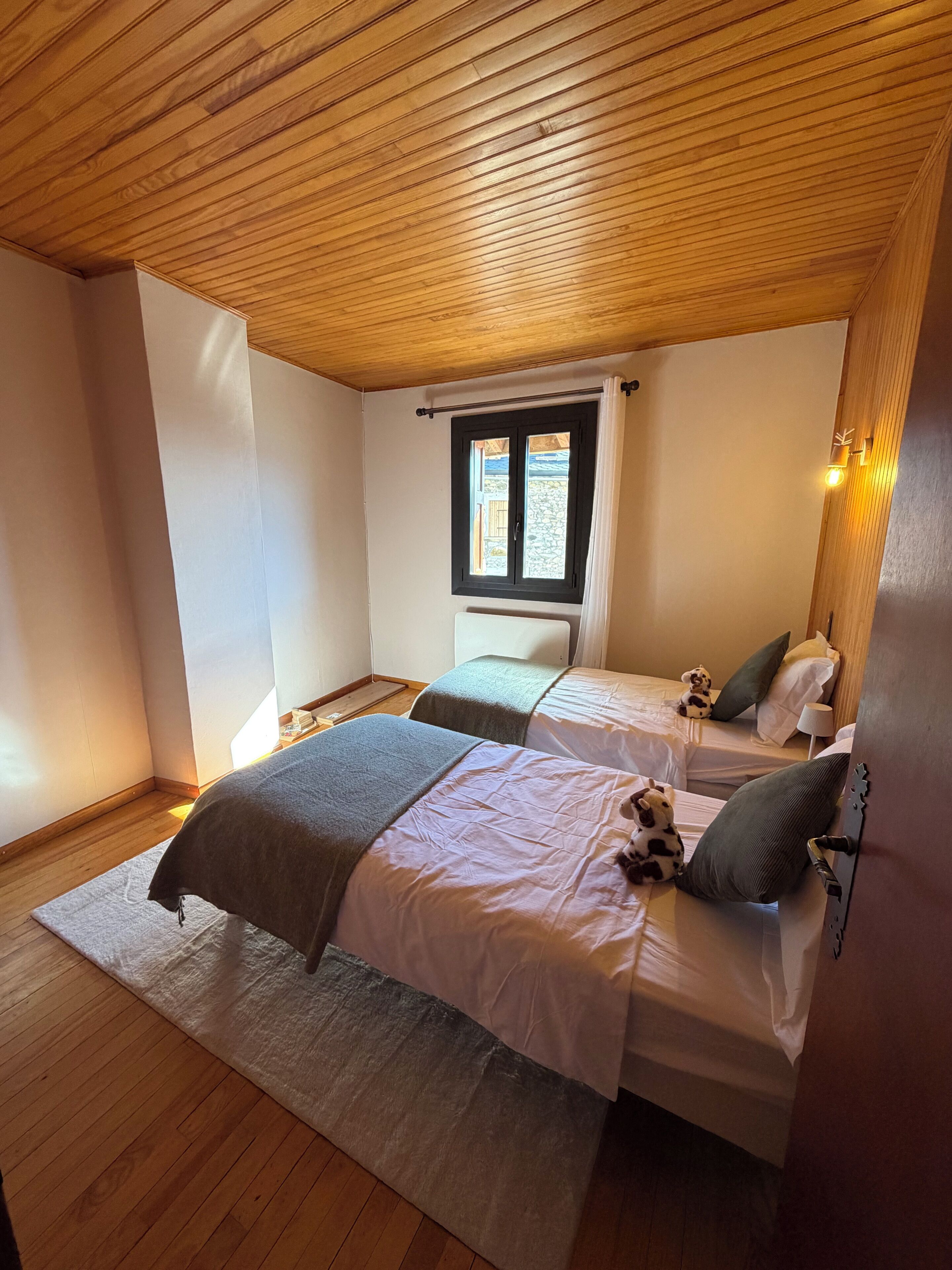 Tabla de planchar con plancha, wifi, ropa de cama